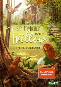 csm_ein-maedchen-namens-willow-1-ein-maedchen-namens-willow-isbn-978-3-522-65467-8_1_cc93e9c256 Das Buchcover zeigt ein Mädchen namens Willow mit langen roten Haaren, das in einem Wald sitzt. Umgeben von Bäumen, beobachtet es einen roten Fuchs und einen weissen Uhu, während ein Haus im Hintergrund sichtbar ist.