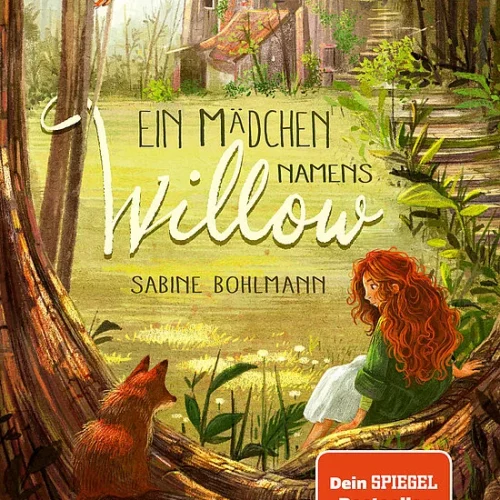 Das Buchcover zeigt ein Mädchen namens Willow mit langen roten Haaren, das in einem Wald sitzt. Umgeben von Bäumen, beobachtet es einen roten Fuchs und einen weissen Uhu, während ein Haus im Hintergrund sichtbar ist.